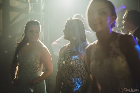 Festa de casamento, fotos de casamento, cerimônia de casamento, casamento rústico, casamento na cidade, casamento moderno, decoração rustica, noiva, noivo'