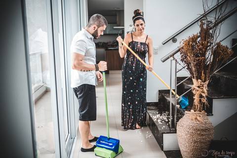 lifestyle casal, fotografia em casa, ensaio em casa, pre casamento, ensaio pré casamento, vou casar, onde fazer o ensaio pré casamento, pipoca, amantes de pipoca, filme e pipoca, pipoca no chao '