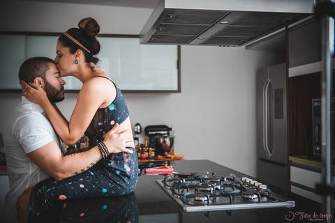 lifestyle casal, fotografia em casa, ensaio em casa, pre casamento, ensaio pré casamento, vou casar, onde fazer o ensaio pré casamento,  cozinha top, cozinha grande, decoração de cozinha, cozinha de chef'