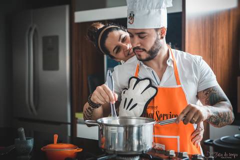 lifestyle casal, fotografia em casa, ensaio em casa, pre casamento, ensaio pré casamento, vou casar, onde fazer o ensaio pré casamento,  cozinha top, cozinha grande, decoração de cozinha, cozinha de chef, chef de cozinha, chef'