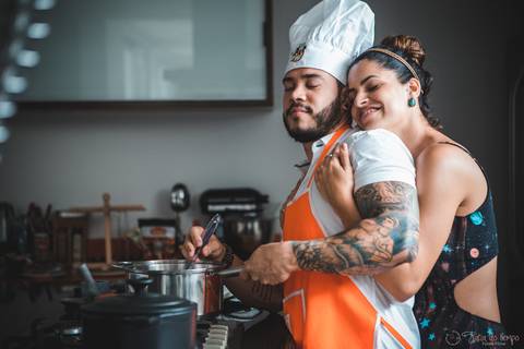 lifestyle casal, fotografia em casa, ensaio em casa, pre casamento, ensaio pré casamento, vou casar, onde fazer o ensaio pré casamento,  cozinha top, cozinha grande, decoração de cozinha, cozinha de chef, chef de cozinha, chef'