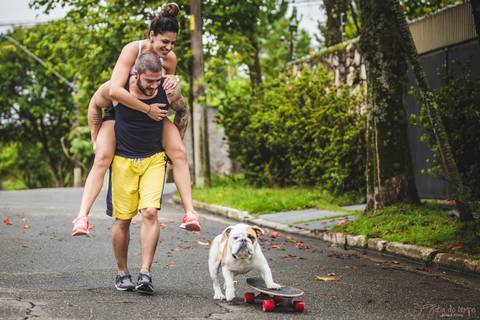 lifestyle casal, fotografia em casa, ensaio em casa, pre casamento, ensaio pré casamento, vou casar, onde fazer o ensaio pré casamento,  pais de bulldog, bulldog ingles, bulldogada, english bulldog, bulldog de skate'