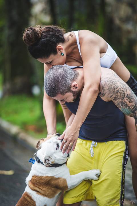lifestyle casal, fotografia em casa, ensaio em casa, pre casamento, ensaio pré casamento, vou casar, onde fazer o ensaio pré casamento,  pais de bulldog, bulldog ingles, bulldogada, english bulldog, bulldog de skate'