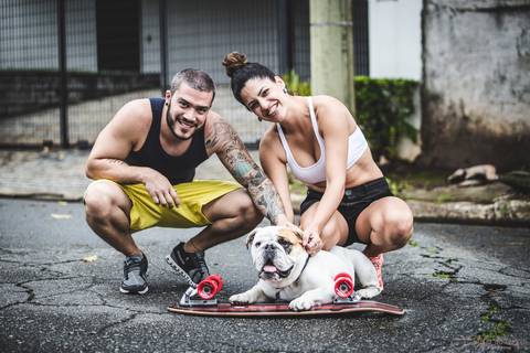 lifestyle casal, fotografia em casa, ensaio em casa, pre casamento, ensaio pré casamento, vou casar, onde fazer o ensaio pré casamento,  pais de bulldog, bulldog ingles, bulldogada, english bulldog, bulldog de skate'