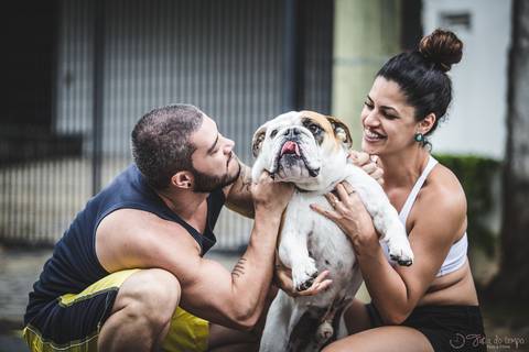 lifestyle casal, fotografia em casa, ensaio em casa, pre casamento, ensaio pré casamento, vou casar, onde fazer o ensaio pré casamento,  pais de bulldog, bulldog ingles, bulldogada, english bulldog, bulldog de skate'