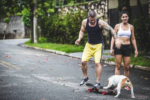 lifestyle casal, fotografia em casa, ensaio em casa, pre casamento, ensaio pré casamento, vou casar, onde fazer o ensaio pré casamento,  pais de bulldog, bulldog ingles, bulldogada, english bulldog, bulldog de skate'