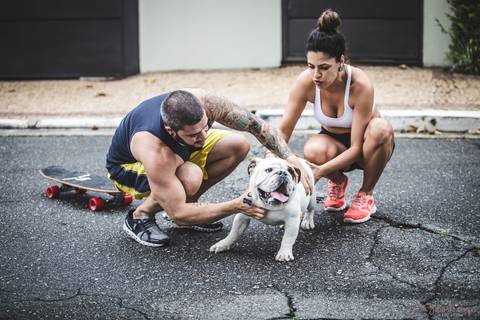 lifestyle casal, fotografia em casa, ensaio em casa, pre casamento, ensaio pré casamento, vou casar, onde fazer o ensaio pré casamento,  pais de bulldog, bulldog ingles, bulldogada, english bulldog, bulldog de skate'
