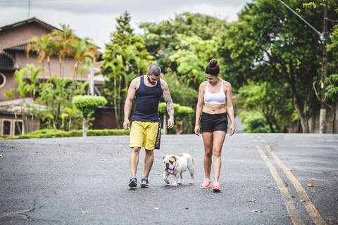 lifestyle casal, fotografia em casa, ensaio em casa, pre casamento, ensaio pré casamento, vou casar, onde fazer o ensaio pré casamento,  pais de bulldog, bulldog ingles, bulldogada, english bulldog, bulldog de skate'