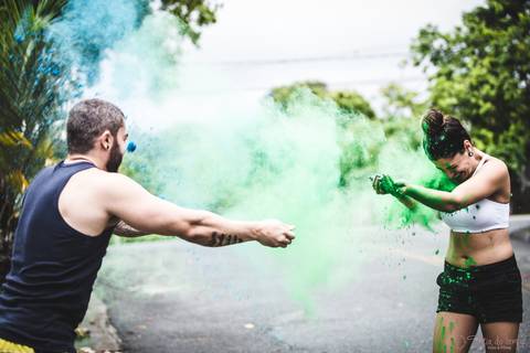 lifestyle casal, fotografia em casa, ensaio em casa, pre casamento, ensaio pré casamento, vou casar, onde fazer o ensaio pré casamento,  festival de cores, pó colorido, ensaio com pó colorido, colorir o mundo, ensaio colorido, ensaio de casal colorido'