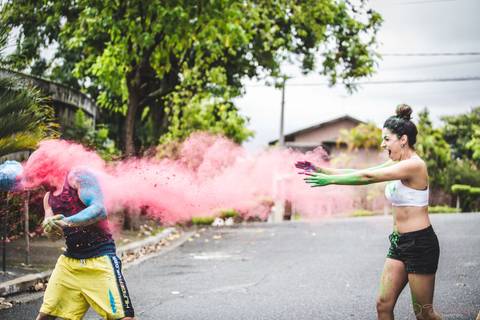 lifestyle casal, fotografia em casa, ensaio em casa, pre casamento, ensaio pré casamento, vou casar, onde fazer o ensaio pré casamento,  festival de cores, pó colorido, ensaio com pó colorido, colorir o mundo, ensaio colorido, ensaio de casal colorido'