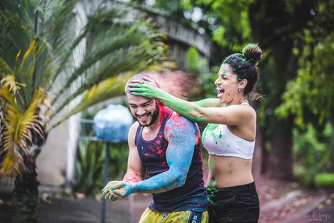 lifestyle casal, fotografia em casa, ensaio em casa, pre casamento, ensaio pré casamento, vou casar, onde fazer o ensaio pré casamento,  festival de cores, pó colorido, ensaio com pó colorido, colorir o mundo, ensaio colorido, ensaio de casal colorido'