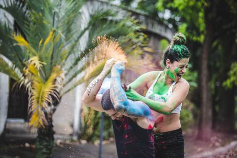 lifestyle casal, fotografia em casa, ensaio em casa, pre casamento, ensaio pré casamento, vou casar, onde fazer o ensaio pré casamento,  festival de cores, pó colorido, ensaio com pó colorido, colorir o mundo, ensaio colorido, ensaio de casal colorido'