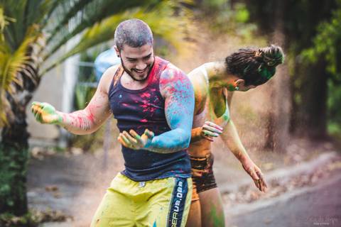 lifestyle casal, fotografia em casa, ensaio em casa, pre casamento, ensaio pré casamento, vou casar, onde fazer o ensaio pré casamento,  festival de cores, pó colorido, ensaio com pó colorido, colorir o mundo, ensaio colorido, ensaio de casal colorido'