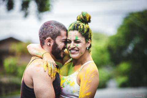 lifestyle casal, fotografia em casa, ensaio em casa, pre casamento, ensaio pré casamento, vou casar, onde fazer o ensaio pré casamento,  festival de cores, pó colorido, ensaio com pó colorido, colorir o mundo, ensaio colorido, ensaio de casal colorido'