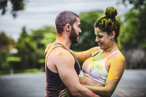 lifestyle casal, fotografia em casa, ensaio em casa, pre casamento, ensaio pré casamento, vou casar, onde fazer o ensaio pré casamento,  festival de cores, pó colorido, ensaio com pó colorido, colorir o mundo, ensaio colorido, ensaio de casal colorido'