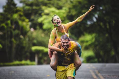 lifestyle casal, fotografia em casa, ensaio em casa, pre casamento, ensaio pré casamento, vou casar, onde fazer o ensaio pré casamento,  festival de cores, pó colorido, ensaio com pó colorido, colorir o mundo, ensaio colorido, ensaio de casal colorido'