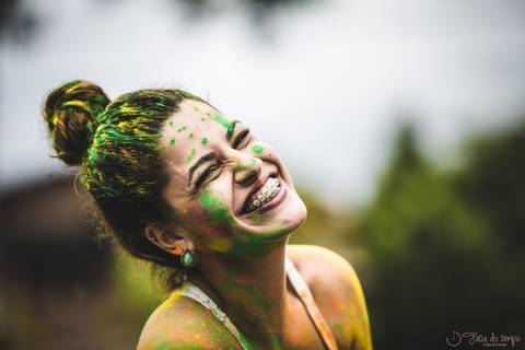 lifestyle casal, fotografia em casa, ensaio em casa, pre casamento, ensaio pré casamento, vou casar, onde fazer o ensaio pré casamento,  festival de cores, pó colorido, ensaio com pó colorido, colorir o mundo, ensaio colorido, ensaio de casal colorido'