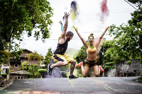 lifestyle casal, fotografia em casa, ensaio em casa, pre casamento, ensaio pré casamento, vou casar, onde fazer o ensaio pré casamento,  festival de cores, pó colorido, ensaio com pó colorido, colorir o mundo, ensaio colorido, ensaio de casal colorido'