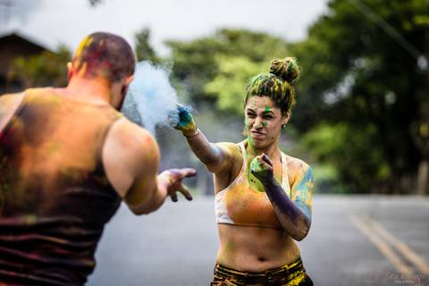 lifestyle casal, fotografia em casa, ensaio em casa, pre casamento, ensaio pré casamento, vou casar, onde fazer o ensaio pré casamento,  festival de cores, pó colorido, ensaio com pó colorido, colorir o mundo, ensaio colorido, ensaio de casal colorido'