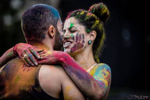 lifestyle casal, fotografia em casa, ensaio em casa, pre casamento, ensaio pré casamento, vou casar, onde fazer o ensaio pré casamento,  festival de cores, pó colorido, ensaio com pó colorido, colorir o mundo, ensaio colorido, ensaio de casal colorido'