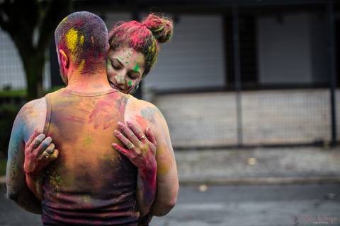 lifestyle casal, fotografia em casa, ensaio em casa, pre casamento, ensaio pré casamento, vou casar, onde fazer o ensaio pré casamento,  festival de cores, pó colorido, ensaio com pó colorido, colorir o mundo, ensaio colorido, ensaio de casal colorido'
