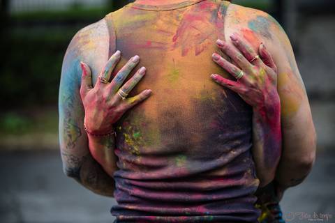 lifestyle casal, fotografia em casa, ensaio em casa, pre casamento, ensaio pré casamento, vou casar, onde fazer o ensaio pré casamento,  festival de cores, pó colorido, ensaio com pó colorido, colorir o mundo, ensaio colorido, ensaio de casal colorido'