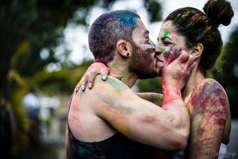 lifestyle casal, fotografia em casa, ensaio em casa, pre casamento, ensaio pré casamento, vou casar, onde fazer o ensaio pré casamento,  festival de cores, pó colorido, ensaio com pó colorido, colorir o mundo, ensaio colorido, ensaio de casal colorido'