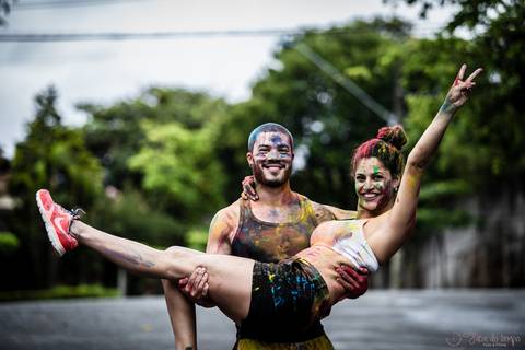 lifestyle casal, fotografia em casa, ensaio em casa, pre casamento, ensaio pré casamento, vou casar, onde fazer o ensaio pré casamento,  festival de cores, pó colorido, ensaio com pó colorido, colorir o mundo, ensaio colorido, ensaio de casal colorido'