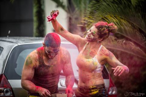 lifestyle casal, fotografia em casa, ensaio em casa, pre casamento, ensaio pré casamento, vou casar, onde fazer o ensaio pré casamento,  festival de cores, pó colorido, ensaio com pó colorido, colorir o mundo, ensaio colorido, ensaio de casal colorido'