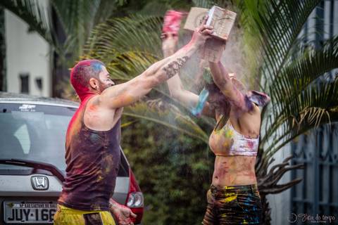 lifestyle casal, fotografia em casa, ensaio em casa, pre casamento, ensaio pré casamento, vou casar, onde fazer o ensaio pré casamento,  festival de cores, pó colorido, ensaio com pó colorido, colorir o mundo, ensaio colorido, ensaio de casal colorido'