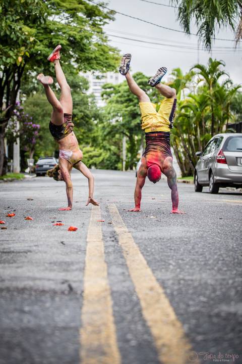 lifestyle casal, fotografia em casa, ensaio em casa, pre casamento, ensaio pré casamento, vou casar, onde fazer o ensaio pré casamento,  festival de cores, pó colorido, ensaio com pó colorido, colorir o mundo, ensaio colorido, ensaio de casal colorido'