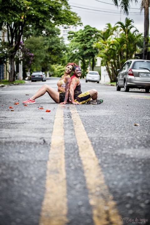 lifestyle casal, fotografia em casa, ensaio em casa, pre casamento, ensaio pré casamento, vou casar, onde fazer o ensaio pré casamento,  festival de cores, pó colorido, ensaio com pó colorido, colorir o mundo, ensaio colorido, ensaio de casal colorido'