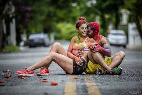 lifestyle casal, fotografia em casa, ensaio em casa, pre casamento, ensaio pré casamento, vou casar, onde fazer o ensaio pré casamento,  festival de cores, pó colorido, ensaio com pó colorido, colorir o mundo, ensaio colorido, ensaio de casal colorido'