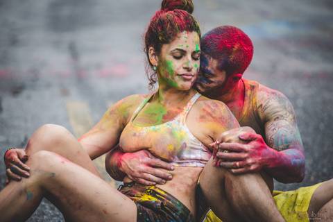 lifestyle casal, fotografia em casa, ensaio em casa, pre casamento, ensaio pré casamento, vou casar, onde fazer o ensaio pré casamento,  festival de cores, pó colorido, ensaio com pó colorido, colorir o mundo, ensaio colorido, ensaio de casal colorido'