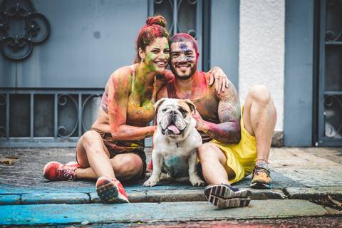 lifestyle casal, fotografia em casa, ensaio em casa, pre casamento, ensaio pré casamento, vou casar, onde fazer o ensaio pré casamento,  festival de cores, pó colorido, ensaio com pó colorido, colorir o mundo, ensaio colorido, ensaio de casal colorido'