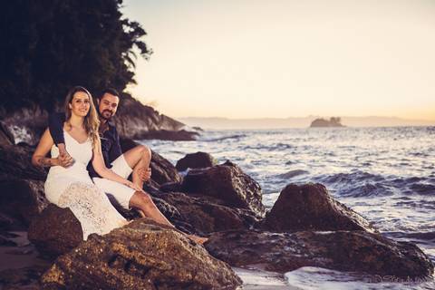 ensaio pre casamento na praia, ensaio na praia, trash the dress, ensaio pre casamento, pre wedding, vestido branco, noivos no ensaio, fotos antes do casamento, roupa de pre pre wedding, roupa para noivo no ensaio, ensaio no guarujá, nascer do sol, ensaio '
