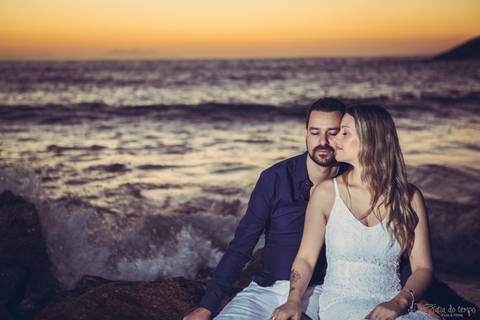 ensaio pre casamento na praia, ensaio na praia, trash the dress, ensaio pre casamento, pre wedding, vestido branco, noivos no ensaio, fotos antes do casamento, roupa de pre pre wedding, roupa para noivo no ensaio, ensaio no guarujá, nascer do sol, ensaio '