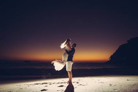 ensaio pre casamento na praia, ensaio na praia, trash the dress, ensaio pre casamento, pre wedding, vestido branco, noivos no ensaio, fotos antes do casamento, roupa de pre pre wedding, roupa para noivo no ensaio, ensaio no guarujá, nascer do sol, ensaio '