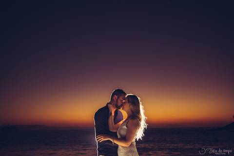 ensaio pre casamento na praia, ensaio na praia, trash the dress, ensaio pre casamento, pre wedding, vestido branco, noivos no ensaio, fotos antes do casamento, roupa de pre pre wedding, roupa para noivo no ensaio, ensaio no guarujá, nascer do sol, ensaio '