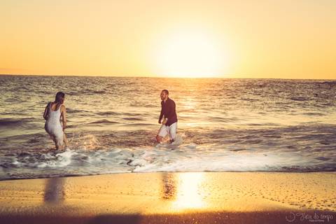ensaio pre casamento na praia, ensaio na praia, trash the dress, ensaio pre casamento, pre wedding, vestido branco, noivos no ensaio, fotos antes do casamento, roupa de pre pre wedding, roupa para noivo no ensaio, ensaio no guarujá, nascer do sol, ensaio '