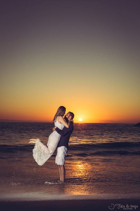 ensaio pre casamento na praia, ensaio na praia, trash the dress, ensaio pre casamento, pre wedding, vestido branco, noivos no ensaio, fotos antes do casamento, roupa de pre pre wedding, roupa para noivo no ensaio, ensaio no guarujá, nascer do sol, ensaio '