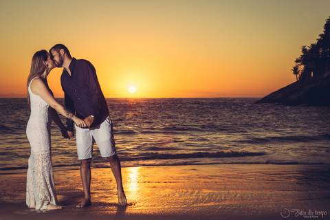 ensaio pre casamento na praia, ensaio na praia, trash the dress, ensaio pre casamento, pre wedding, vestido branco, noivos no ensaio, fotos antes do casamento, roupa de pre pre wedding, roupa para noivo no ensaio, ensaio no guarujá, nascer do sol, ensaio '