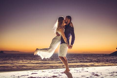 ensaio pre casamento na praia, ensaio na praia, trash the dress, ensaio pre casamento, pre wedding, vestido branco, noivos no ensaio, fotos antes do casamento, roupa de pre pre wedding, roupa para noivo no ensaio, ensaio no guarujá, nascer do sol, ensaio '