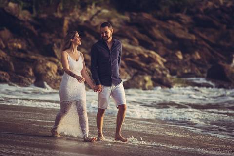 ensaio pre casamento na praia, ensaio na praia, trash the dress, ensaio pre casamento, pre wedding, vestido branco, noivos no ensaio, fotos antes do casamento, roupa de pre pre wedding, roupa para noivo no ensaio, ensaio no guarujá, nascer do sol, ensaio '