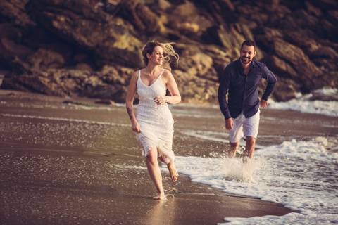 ensaio pre casamento na praia, ensaio na praia, trash the dress, ensaio pre casamento, pre wedding, vestido branco, noivos no ensaio, fotos antes do casamento, roupa de pre pre wedding, roupa para noivo no ensaio, ensaio no guarujá, nascer do sol, ensaio '
