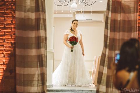 Grande Ville Vuffet, vestido de noiva romantico, vestido de noiva de renda, noiva de renda, casamento rustico, casamento na cidade, casamento romantico, oficializar a união, casamento com filhos, noivo terno azul, terno azul, noivos'