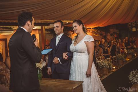 Grande Ville Vuffet, vestido de noiva romantico, vestido de noiva de renda, noiva de renda, casamento rustico, casamento na cidade, casamento romantico, oficializar a união, casamento com filhos, noivo terno azul, terno azul, noivos'