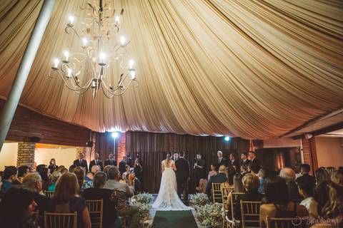 Grande Ville Vuffet, vestido de noiva romantico, vestido de noiva de renda, noiva de renda, casamento rustico, casamento na cidade, casamento romantico, oficializar a união, casamento com filhos, noivo terno azul, terno azul, noivos'