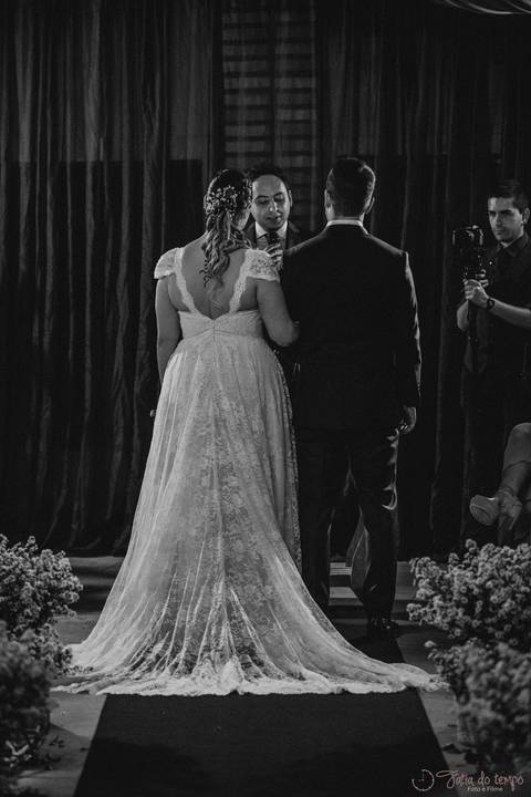 Grande Ville Vuffet, vestido de noiva romantico, vestido de noiva de renda, noiva de renda, casamento rustico, casamento na cidade, casamento romantico, oficializar a união, casamento com filhos, noivo terno azul, terno azul, noivos'