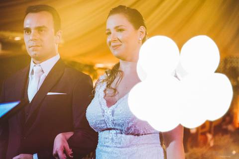 Grande Ville Vuffet, vestido de noiva romantico, vestido de noiva de renda, noiva de renda, casamento rustico, casamento na cidade, casamento romantico, oficializar a união, casamento com filhos, noivo terno azul, terno azul, noivos'